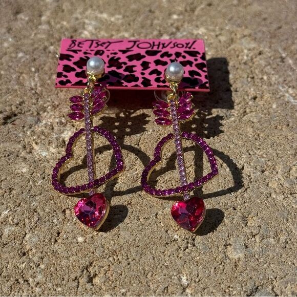 EARRINGS! Betsey Johnson Pink Heart and Arrow Drop Earrings BNWT - Picture 4 of 6